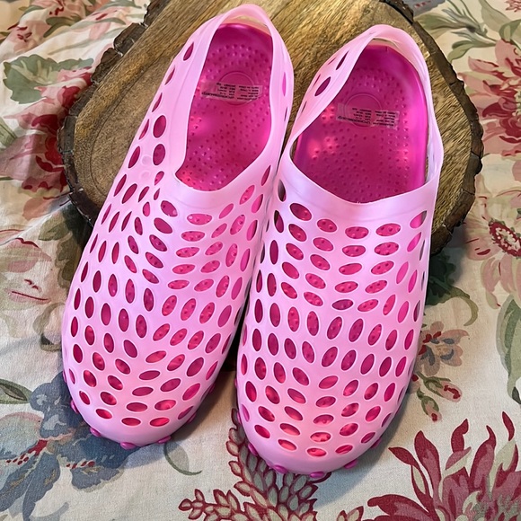 BARBIE Pink Croc Size 11  12 Waterproof Shoes Shower Beach Non-Slip Grip $49 NEW - Picture 3 of 16